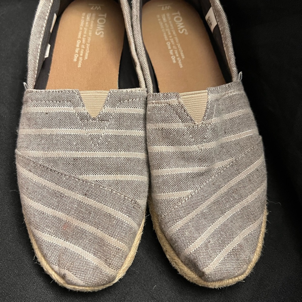 Toms-Beige stripe w/Rope bottom- Size:7, Pre-Owned, Small red spot on top.